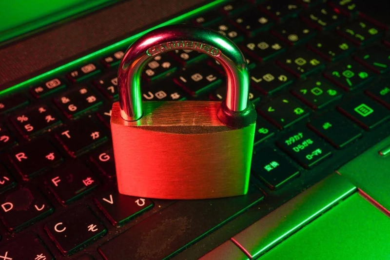 Padlock on a laptop keyboard representing AI privacy and cybersecurity.